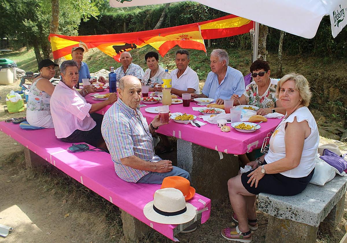 Una fiesta con comida en un pueblo de Salamanca.