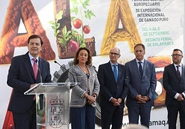 El presidente de la Junta de Castilla y León, Alfonso Fernández Mañueco, durante la inauguración de 'Salamaq 2025', acompañado por diversas autoridades.