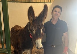 Rosalía, con su cuidador, Javier Vaquero.
