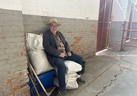 José Ignacio Calvo Arenillas, en su asiento de sacos de pienso.