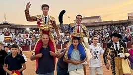 Manuel Diosleguarde y Emilio de Justo, a hombros en Guijuelo el pasado 18 de agosto.