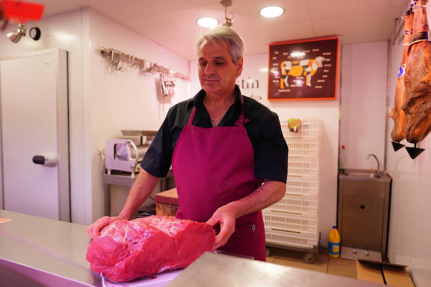 Agustín, un carnicero del Mercado, sostiene un trozo de ternera.