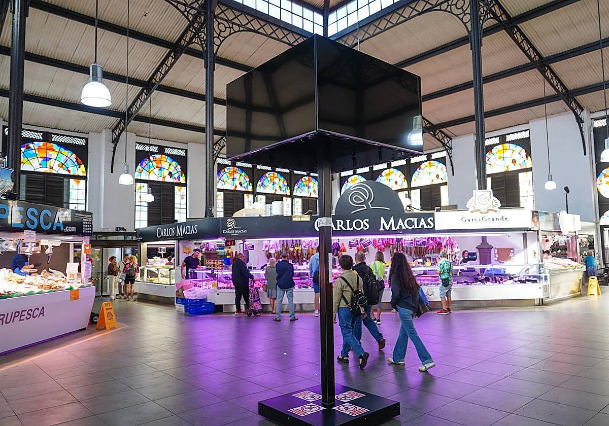 Compradores y turistas, en la plazuela del Mercado Central.