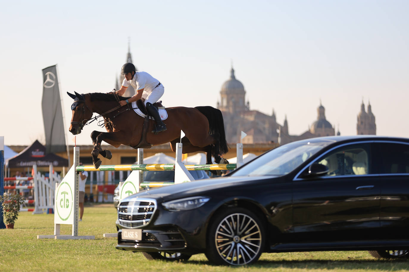 Ambientazo en la primera jornada de un concurso de saltos que enamora a Salamanca