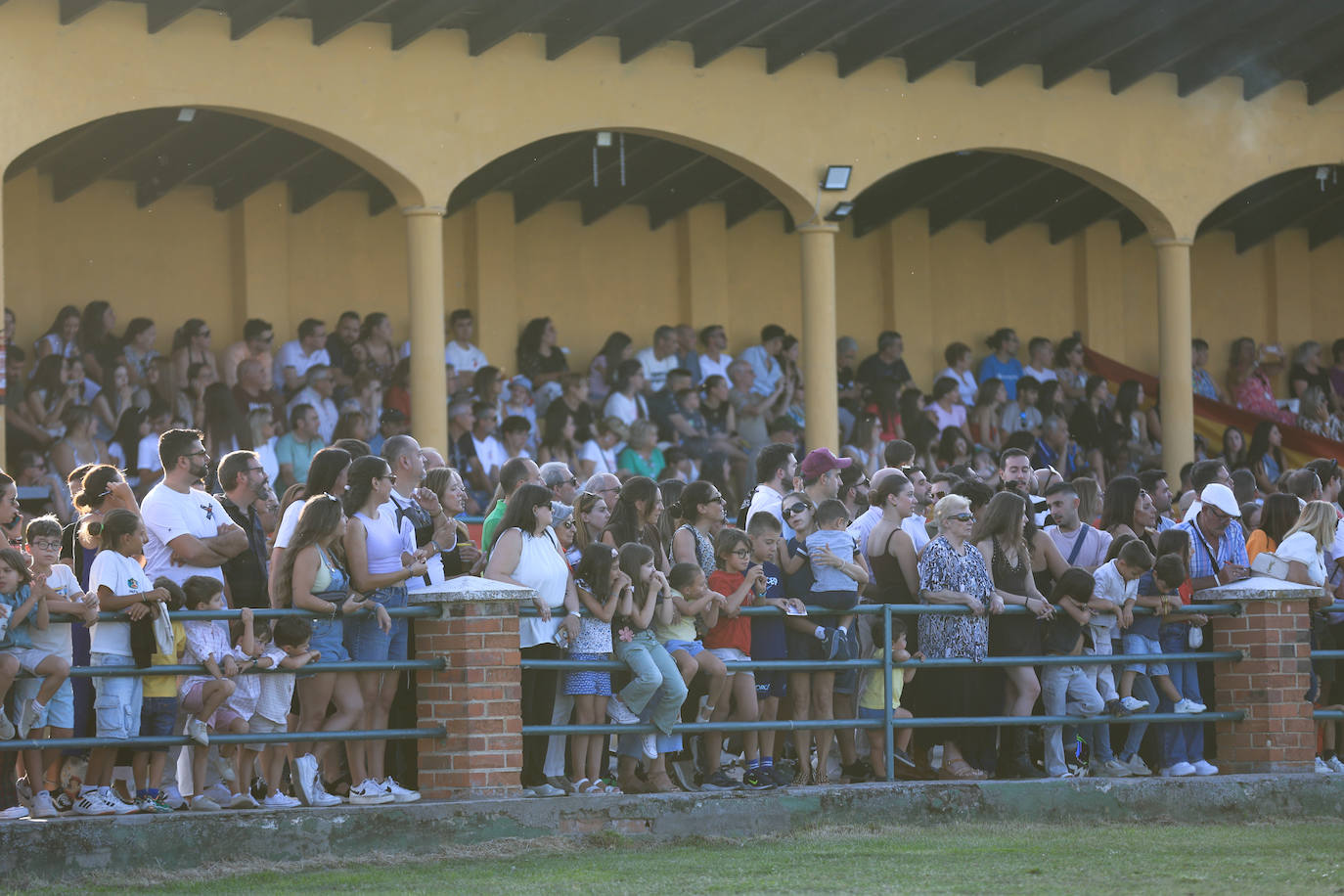 Ambientazo en la primera jornada de un concurso de saltos que enamora a Salamanca