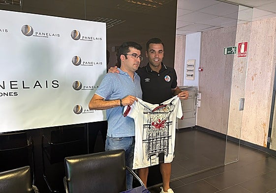 Dani Hernández, luciendo la nueva camiseta para esta temporada.
