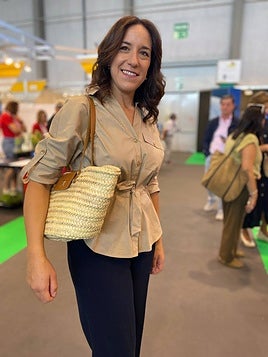 Pilar Sánchez, con un capazo de mimbre.