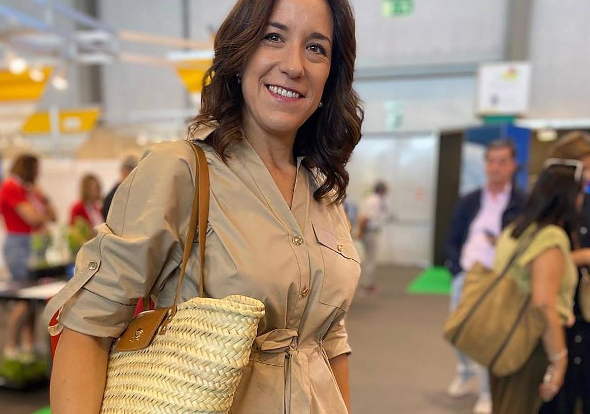 Pilar Sánchez, con un capazo de mimbre.