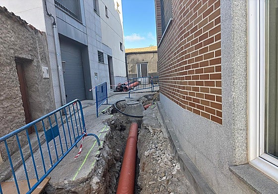 El inicio de las obras en la calle del Aire, en el centro de Alba de Tormes.