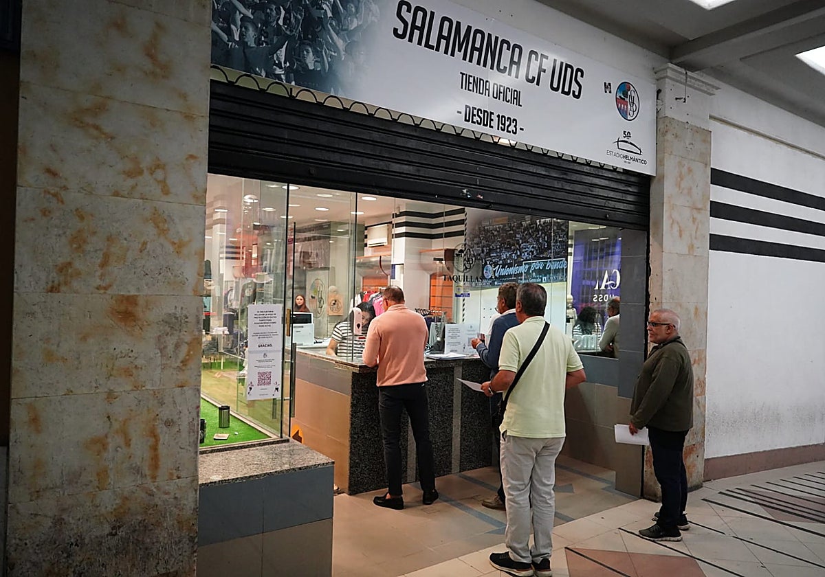 Aficionados, en la boutique del Salamanca UDS, este viernes, pocos minutos después de la apertura.