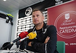 Oriol Riera, durante la rueda de prensa de este viernes.