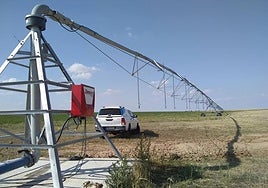 Un sistema de pivot instalado por Riegos Agrohelmántica. Sobre estas líneas, una de las instalaciones de Riegos Agrohelmántica.
