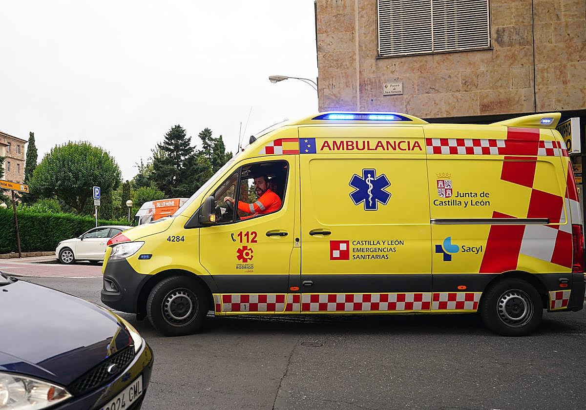 Una ambulancia, circulando por la capital.