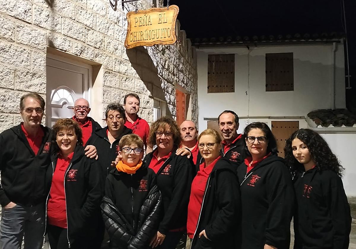 Los integrantes de la peña El Chiringuito, de Aldehuela de la Bóveda, frente a su sede.