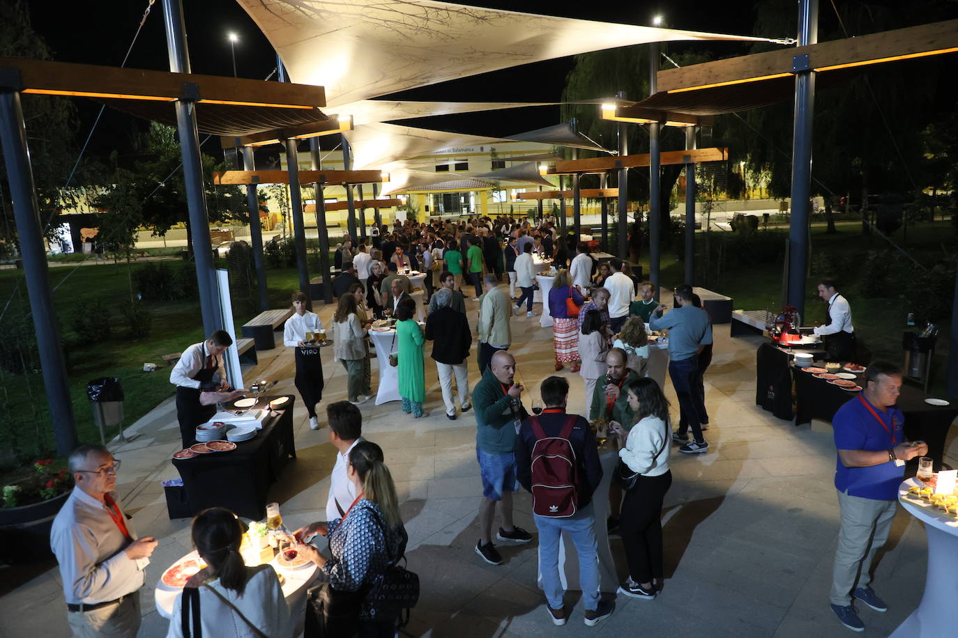 Ágape para ganaderos y expositores en el estreno oficial.