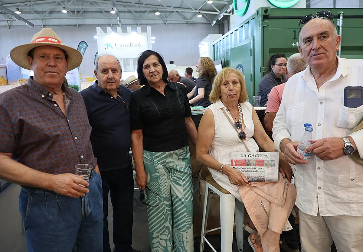 Una delegación vallisoletana que no se pierde ninguna feria agropecuaria de Salamanca desde hace muchos años, encabeza por Severino San Juan, dueño de la empresa de leche SAT Prados Hoyos, y acompañado por Zelso Velasco, Elisa Nieta, Marcelino García y Elisa Velasco.