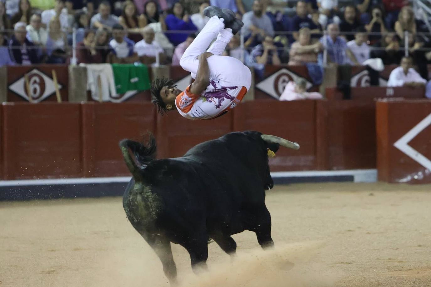 Las mejores imágenes del espectacular concurso de recortes que abrió la Feria en La Glorieta