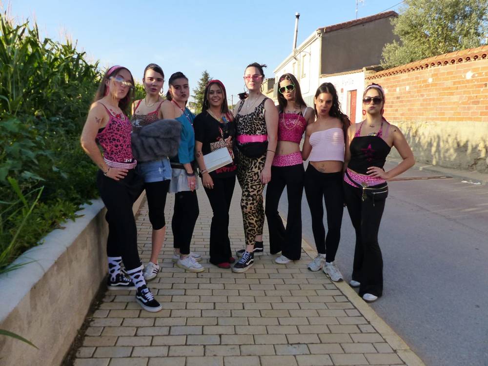 Gran despliegue de originalidad en el desfile de peñas de Villoria