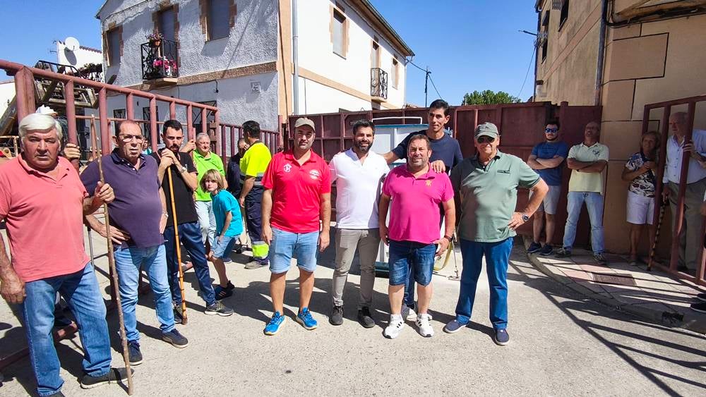 Un utrero de 540 kilos llena las calles de Macotera