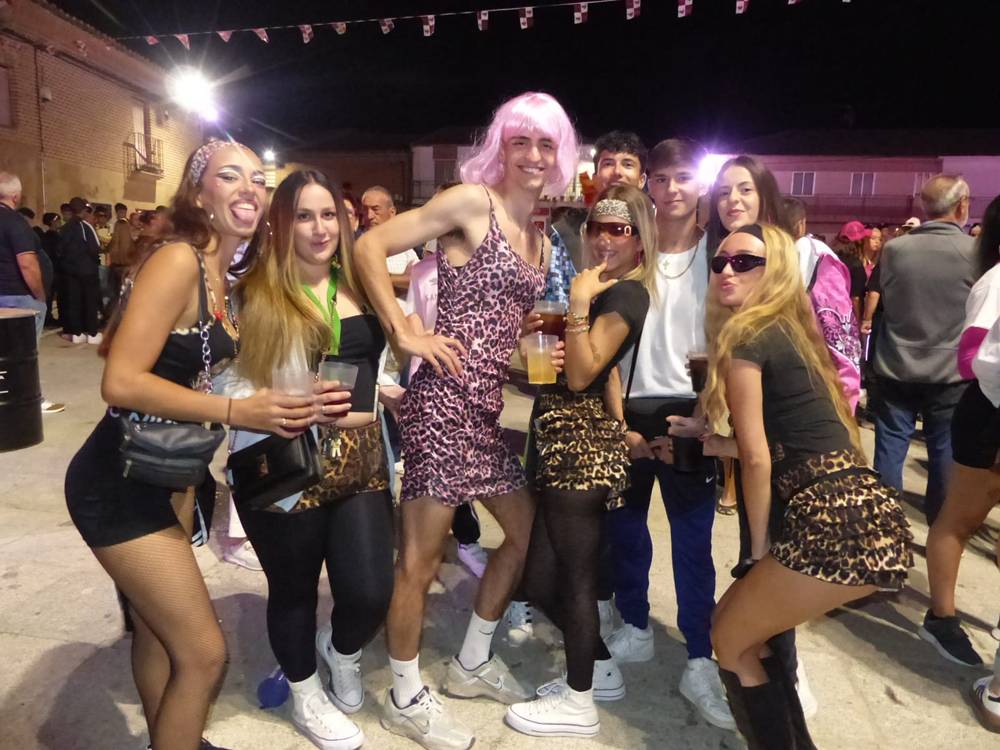 Gran despliegue de originalidad en el desfile de peñas de Villoria