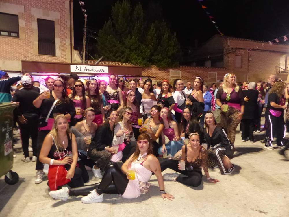 Gran despliegue de originalidad en el desfile de peñas de Villoria