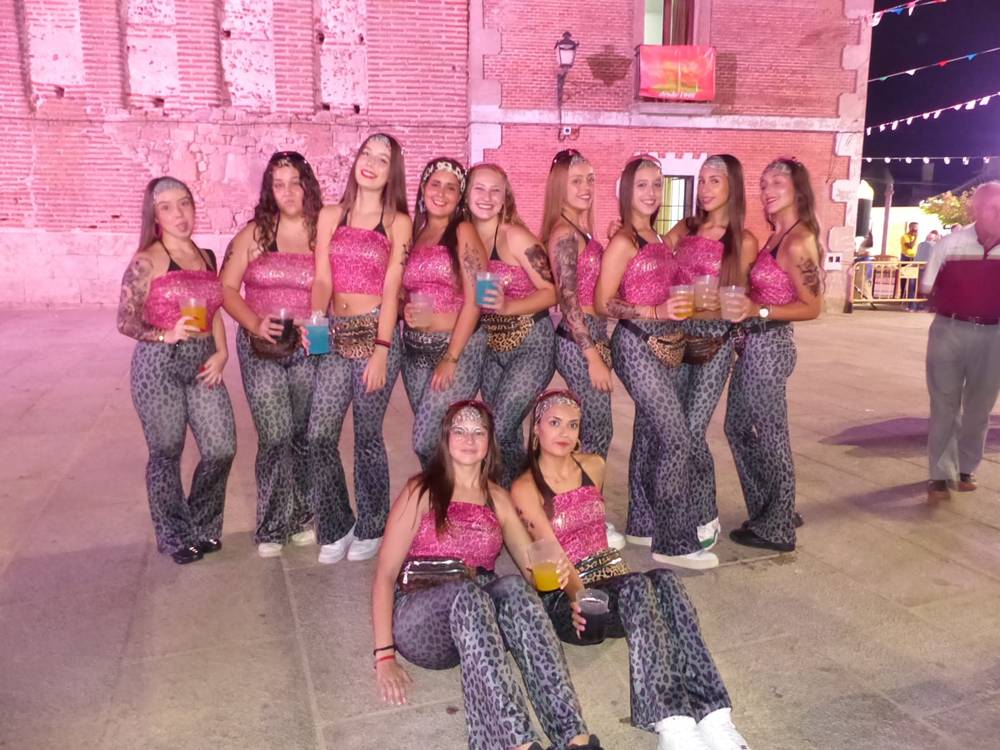 Gran despliegue de originalidad en el desfile de peñas de Villoria