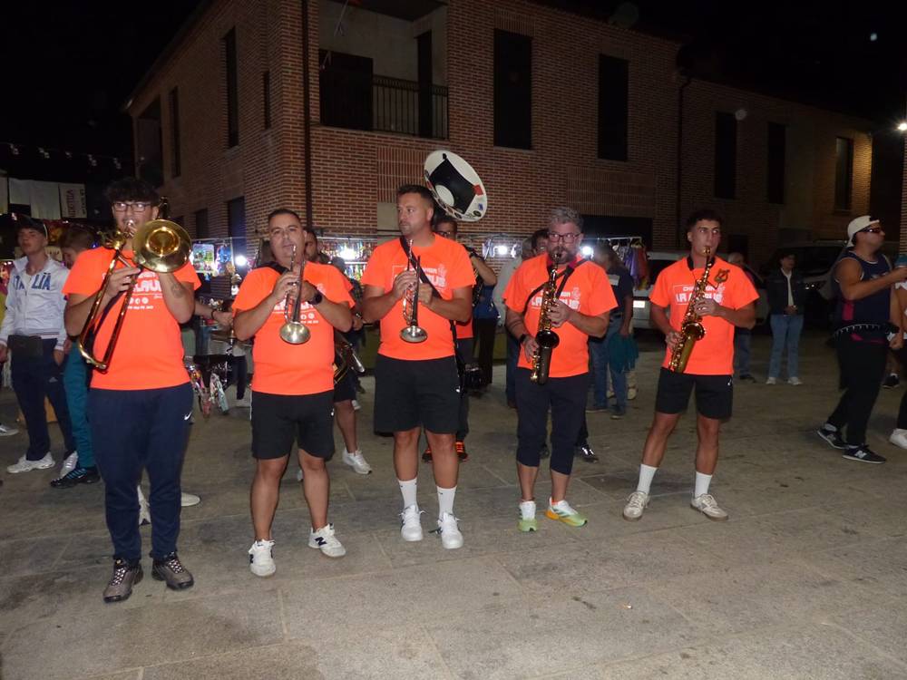 Gran despliegue de originalidad en el desfile de peñas de Villoria