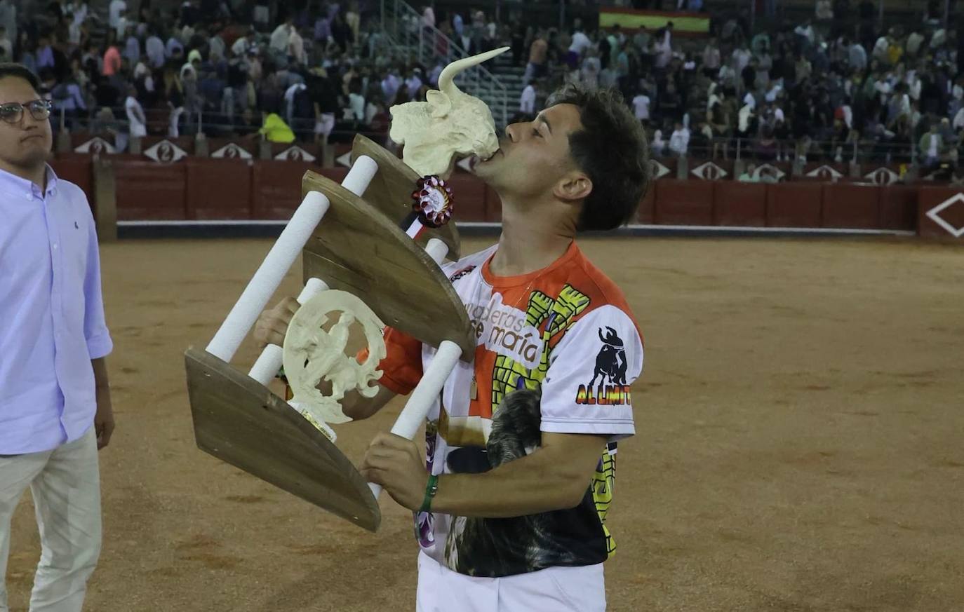 Las mejores imágenes del espectacular concurso de recortes que abrió la Feria en La Glorieta