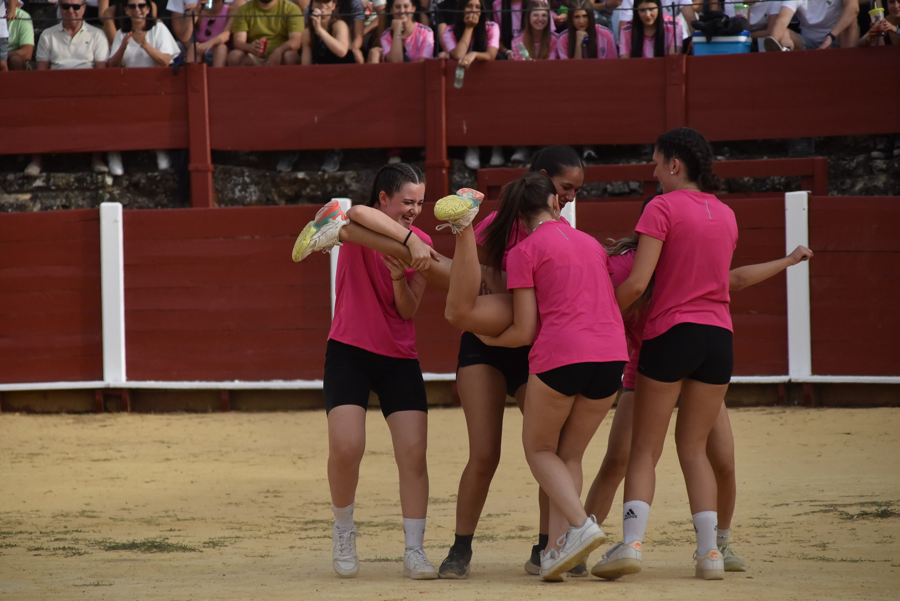 La peña &#039;El lokal&#039; gana las pruebas del Humor Amarillo en la plaza de toros de Béjar