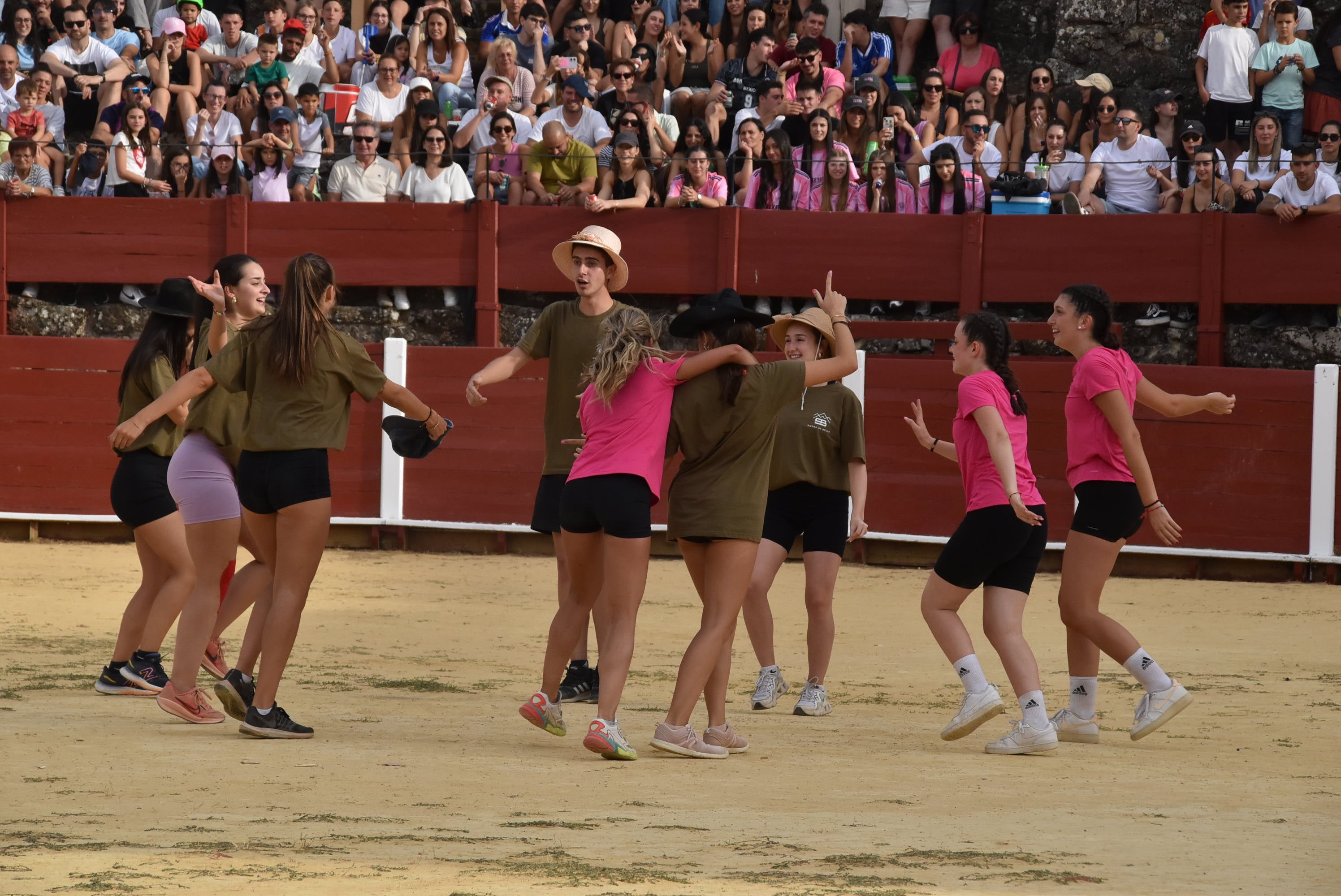 La peña &#039;El lokal&#039; gana las pruebas del Humor Amarillo en la plaza de toros de Béjar