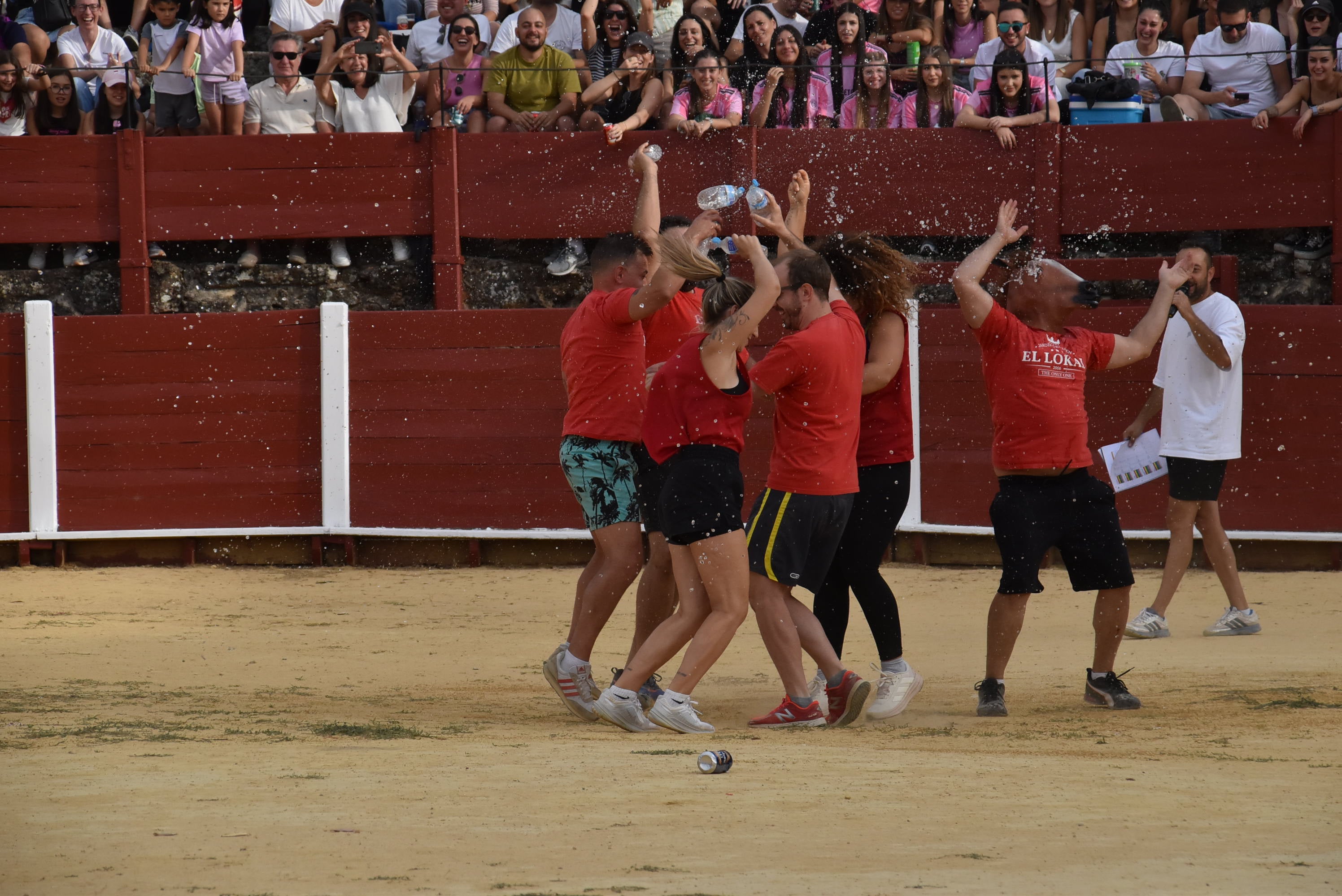La peña &#039;El lokal&#039; gana las pruebas del Humor Amarillo en la plaza de toros de Béjar