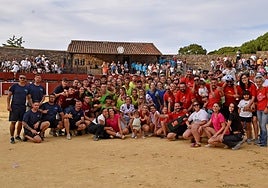 Los participantes de las seis peñas posaron ayer para la fotografía de familia tras la competición celebrada en la plaza de toros.