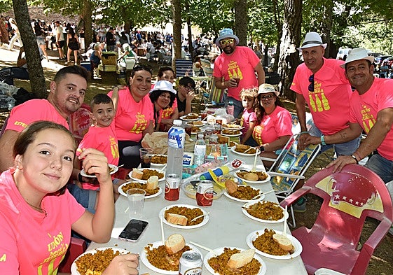 La peña «La unión hace la juerga» ha disfrutado de la comida en El Castañar