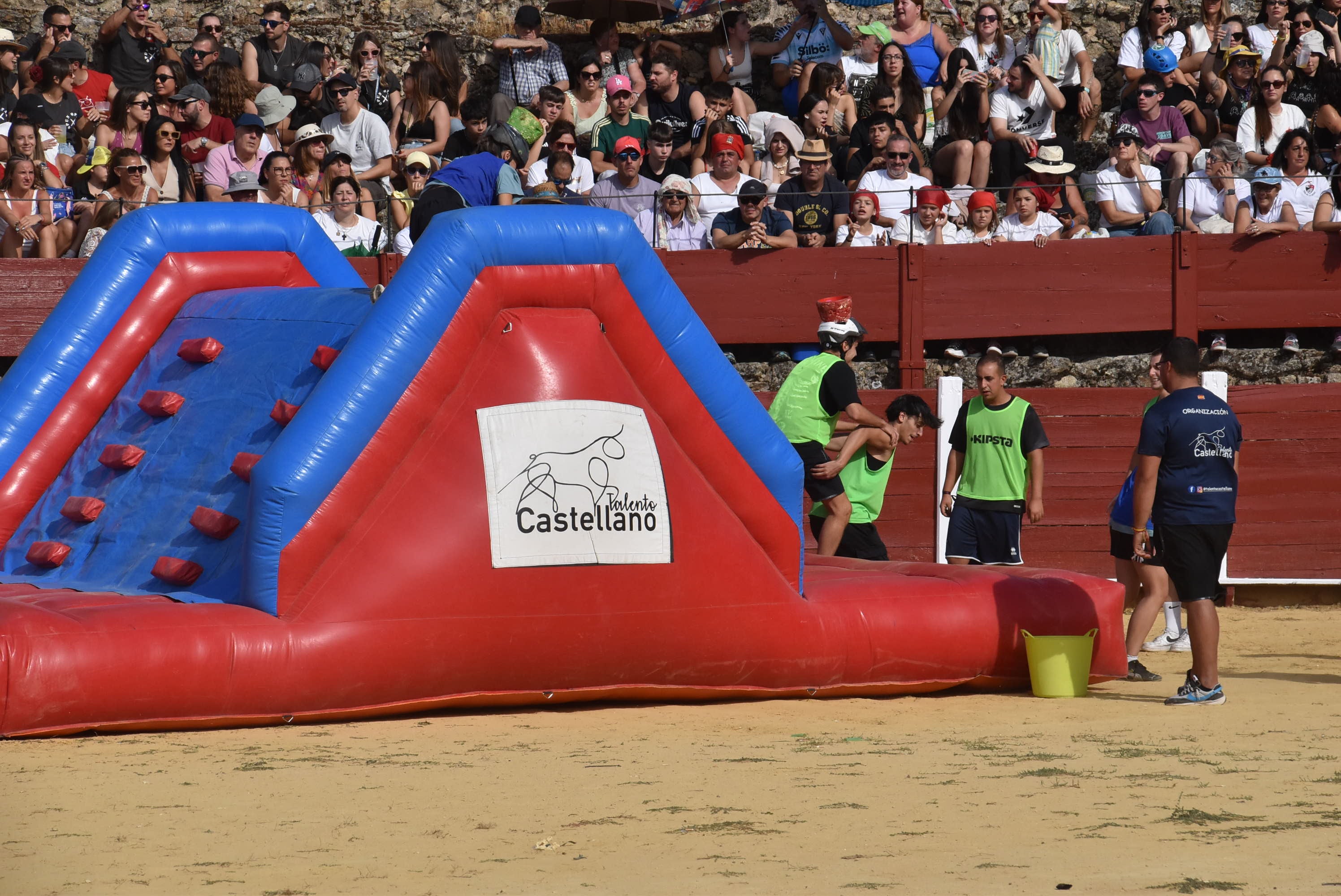 La peña &#039;El lokal&#039; gana las pruebas del Humor Amarillo en la plaza de toros de Béjar