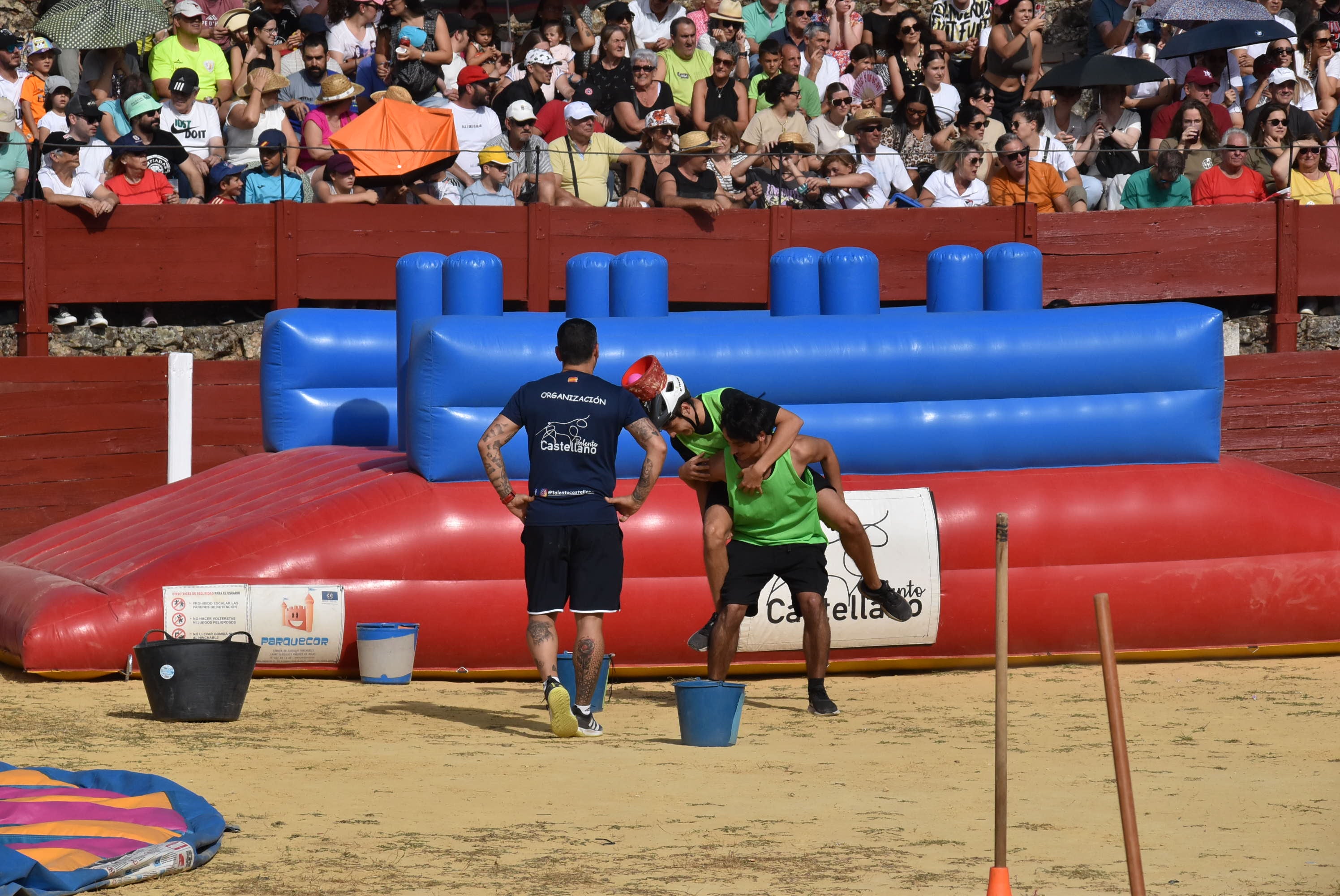 La peña &#039;El lokal&#039; gana las pruebas del Humor Amarillo en la plaza de toros de Béjar