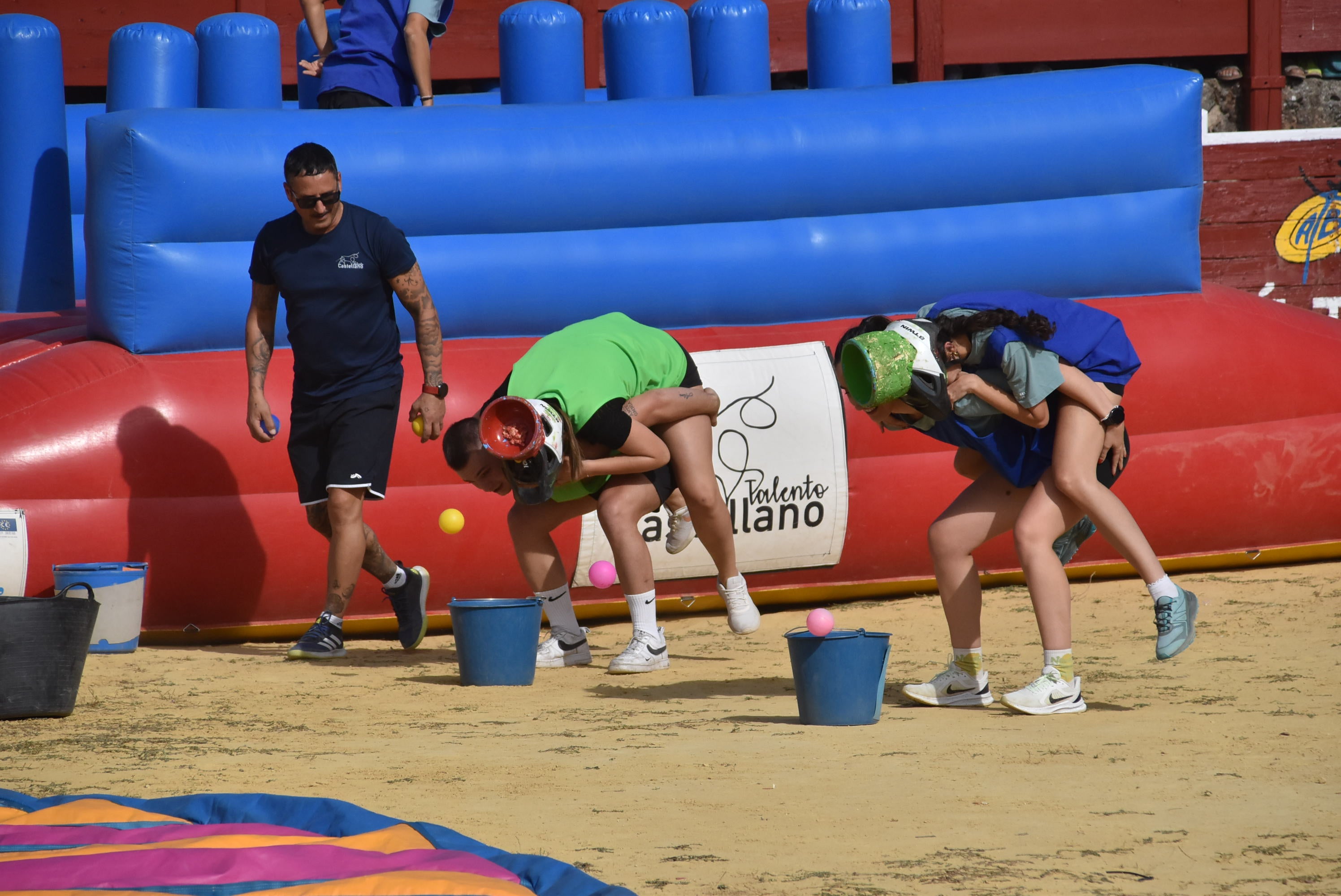 La peña &#039;El lokal&#039; gana las pruebas del Humor Amarillo en la plaza de toros de Béjar