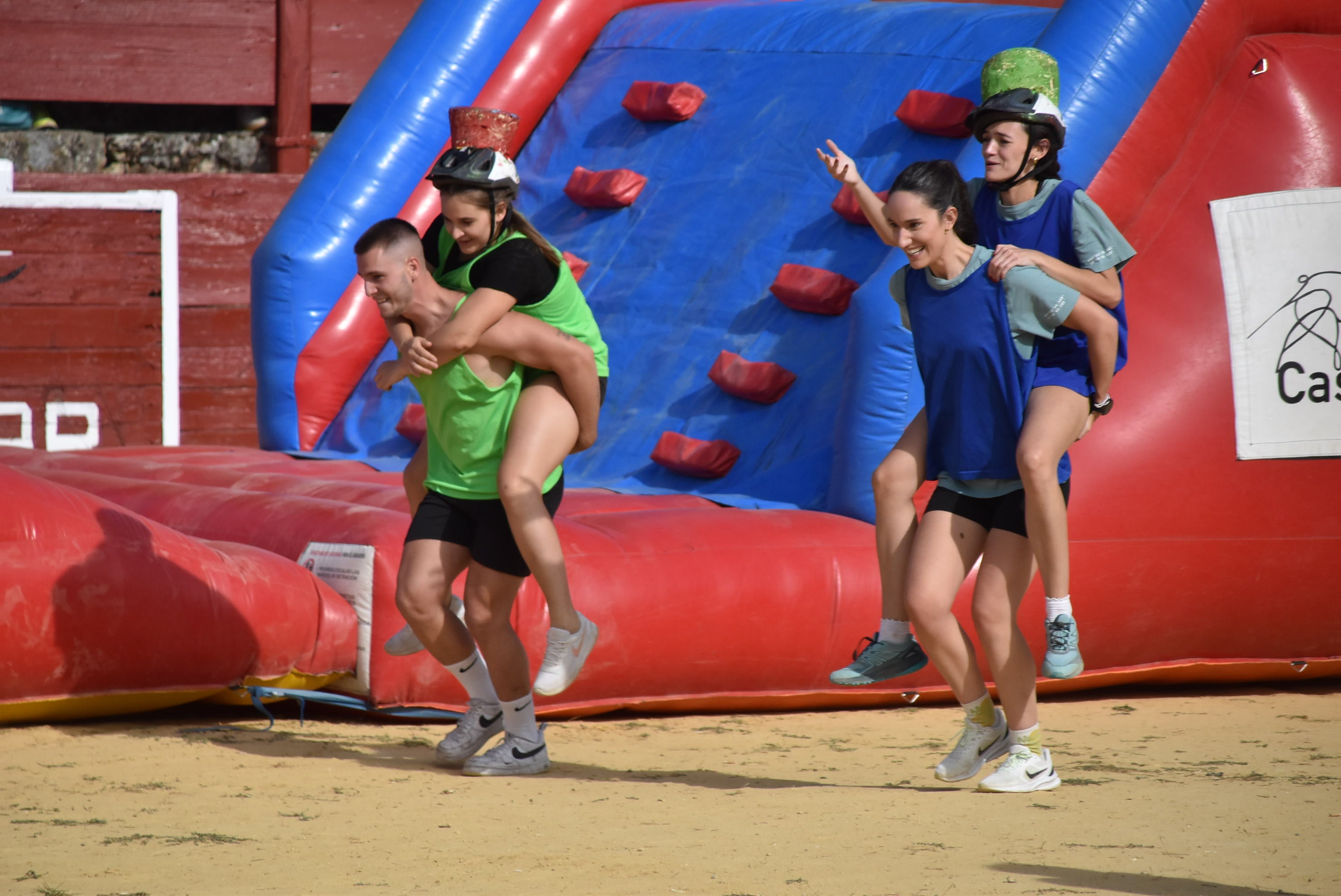 La peña &#039;El lokal&#039; gana las pruebas del Humor Amarillo en la plaza de toros de Béjar