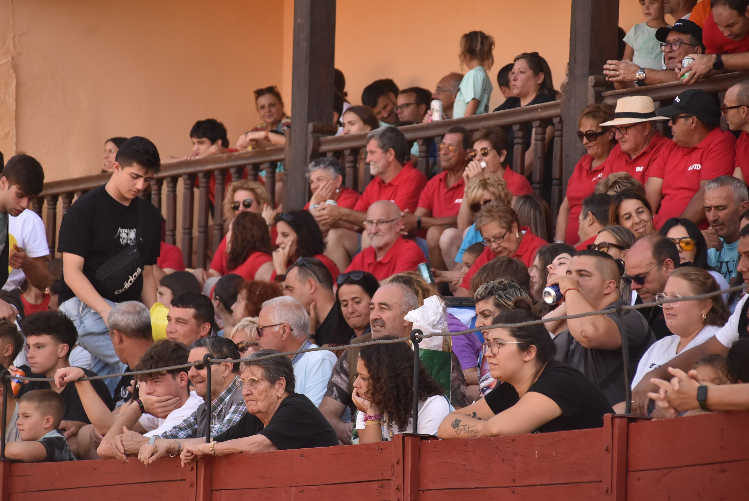 La peña &#039;El lokal&#039; gana las pruebas del Humor Amarillo en la plaza de toros de Béjar