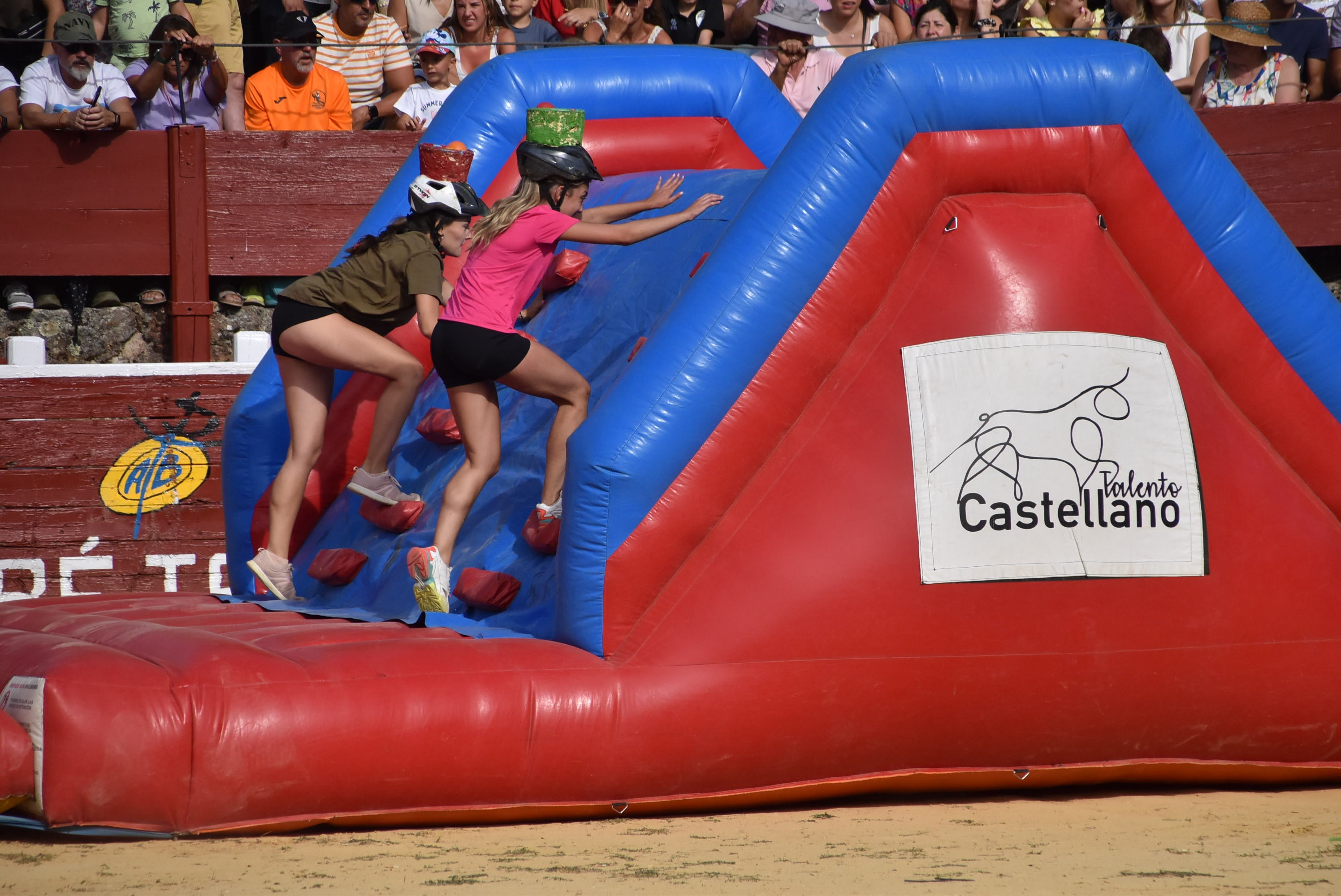 La peña &#039;El lokal&#039; gana las pruebas del Humor Amarillo en la plaza de toros de Béjar