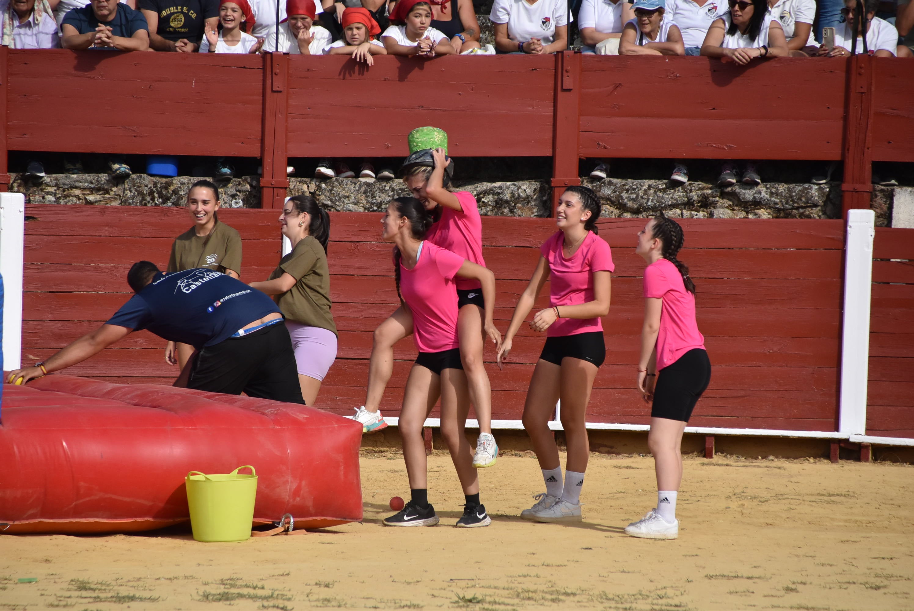 La peña &#039;El lokal&#039; gana las pruebas del Humor Amarillo en la plaza de toros de Béjar