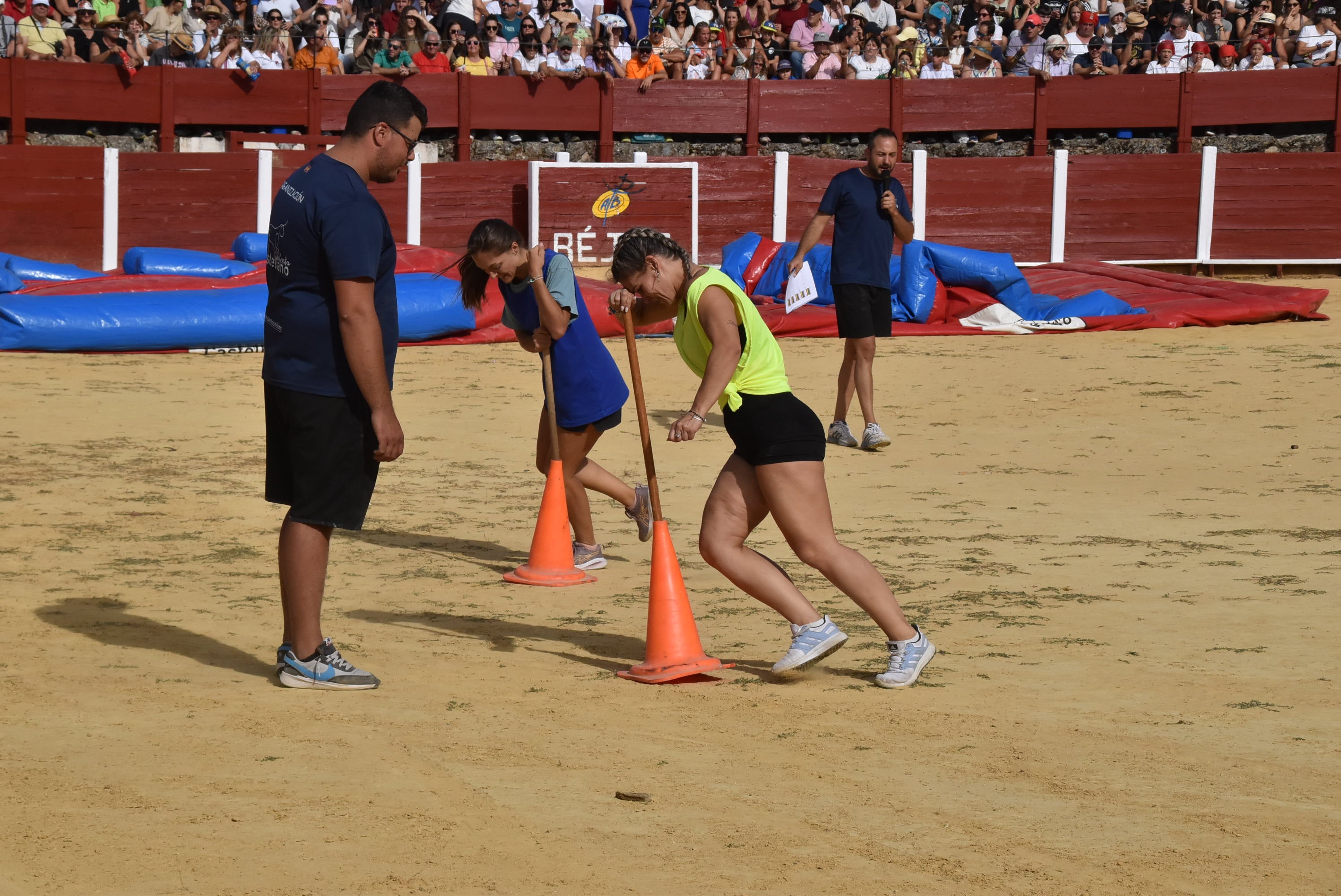 La peña &#039;El lokal&#039; gana las pruebas del Humor Amarillo en la plaza de toros de Béjar