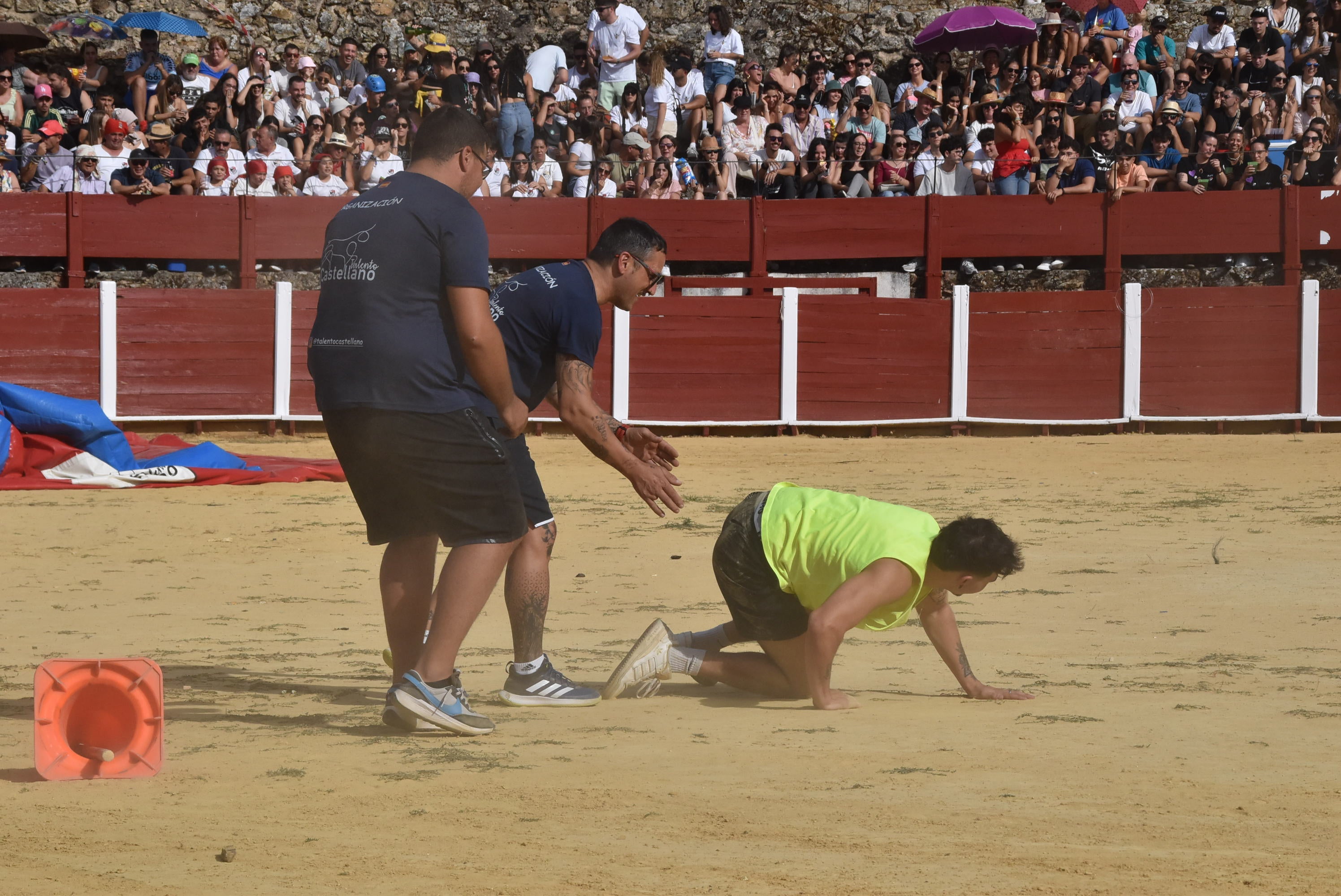La peña &#039;El lokal&#039; gana las pruebas del Humor Amarillo en la plaza de toros de Béjar