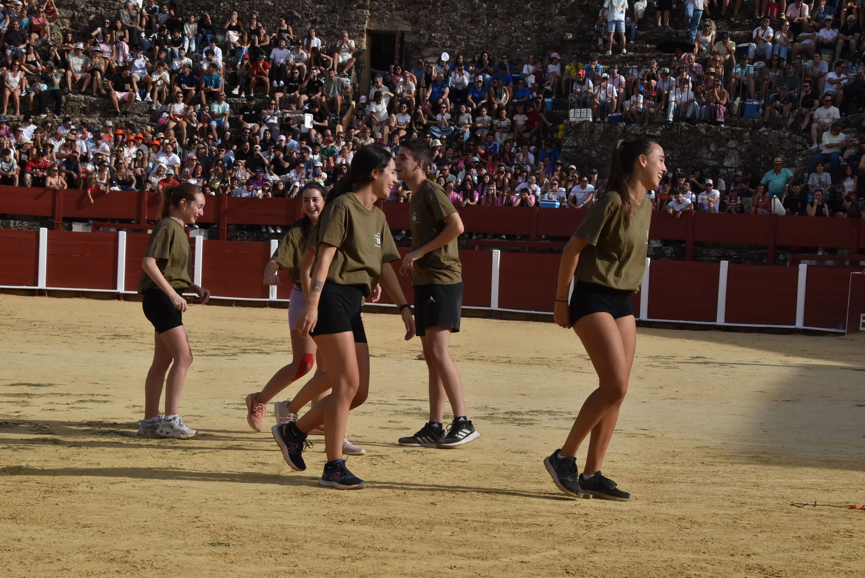 La peña &#039;El lokal&#039; gana las pruebas del Humor Amarillo en la plaza de toros de Béjar