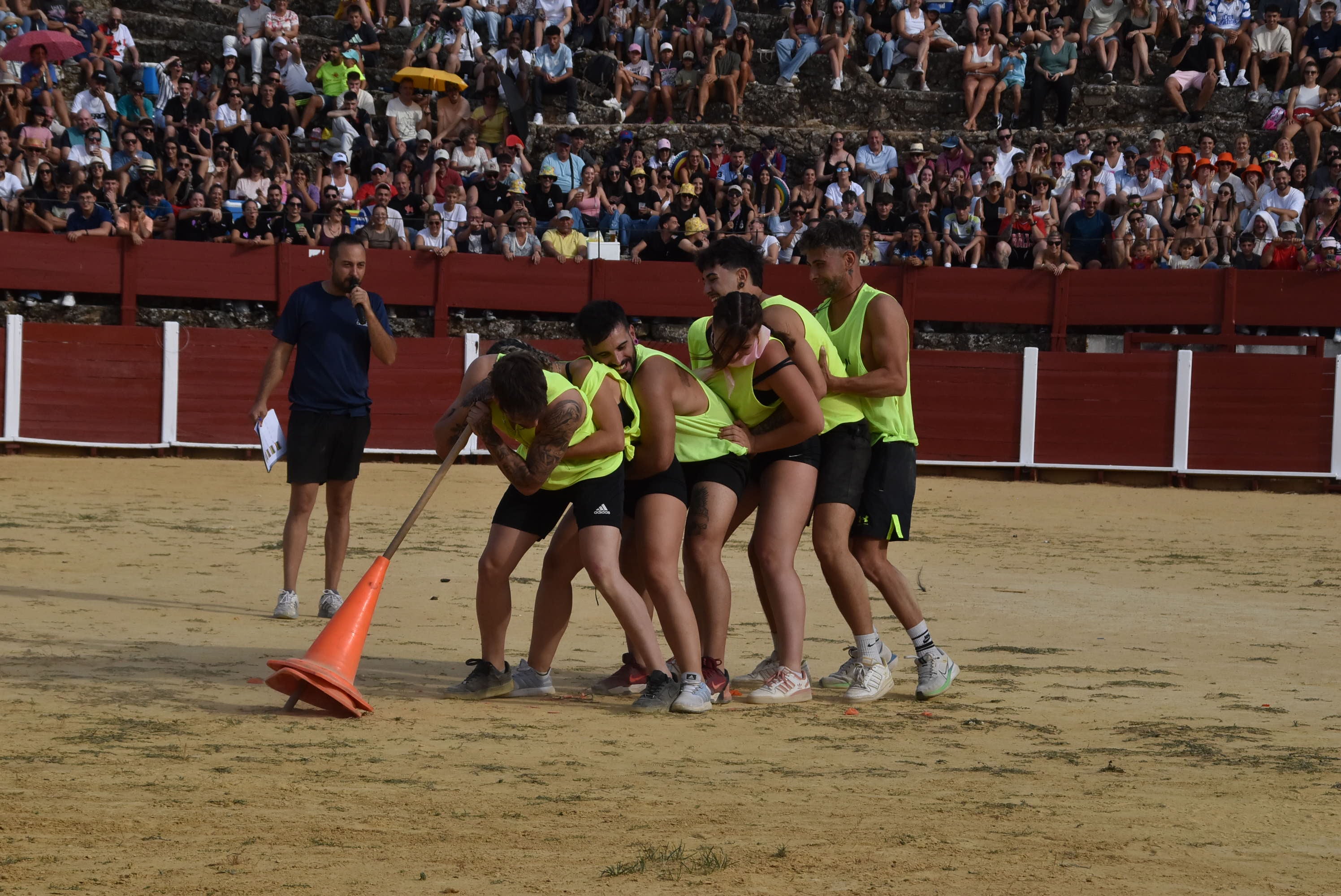 La peña &#039;El lokal&#039; gana las pruebas del Humor Amarillo en la plaza de toros de Béjar