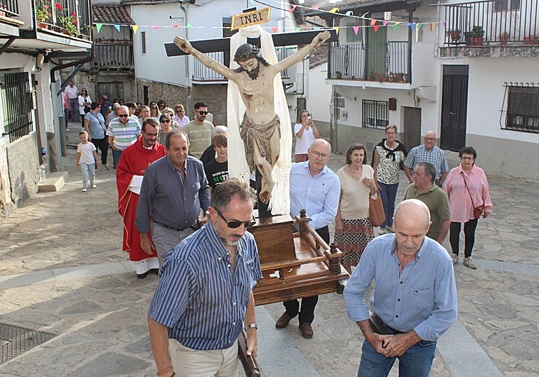 Los fieles acompañaron al Cristo de las Batallas en el traslado