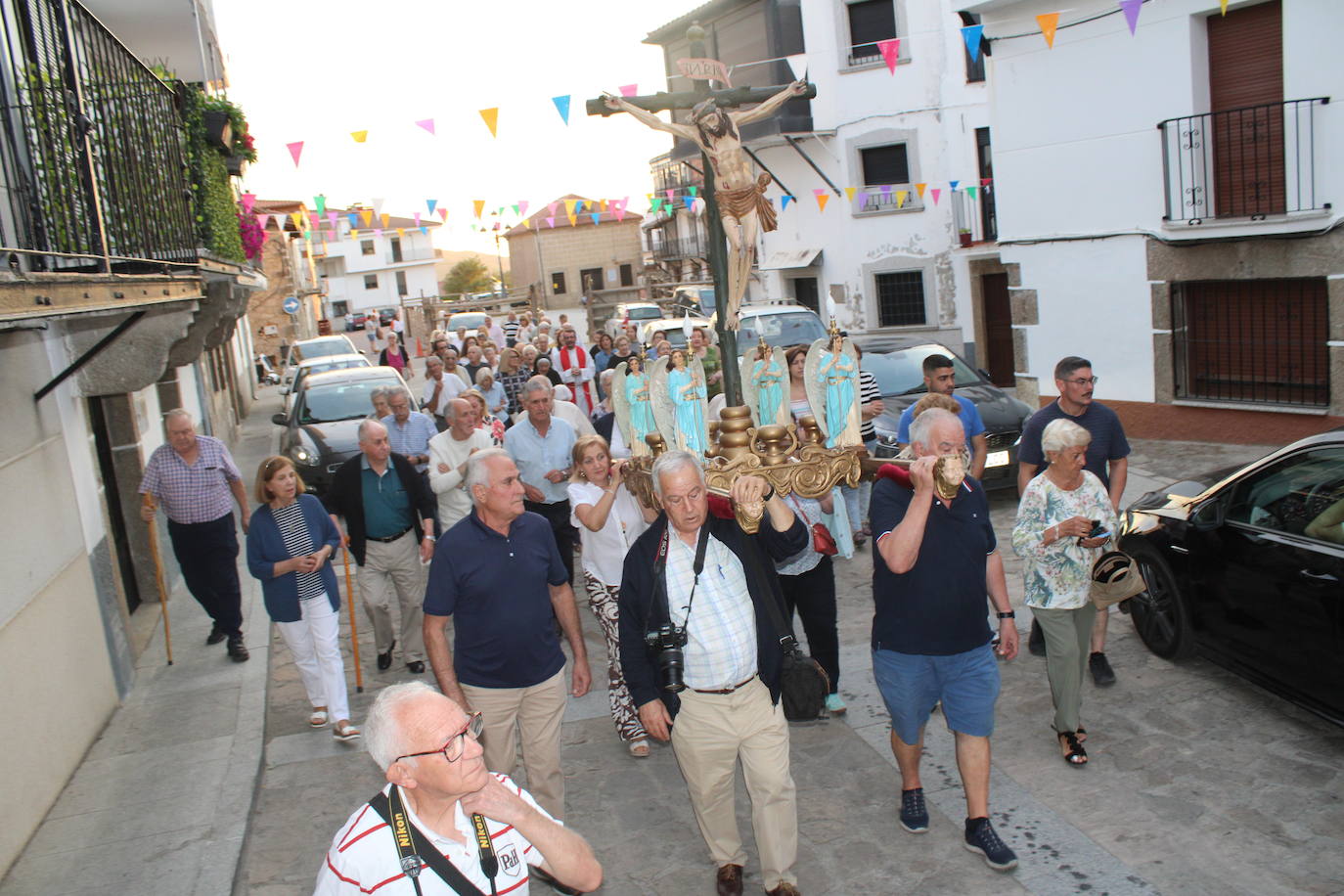 El Cristo de la Piedad sube a la iglesia en Puerto de Béjar