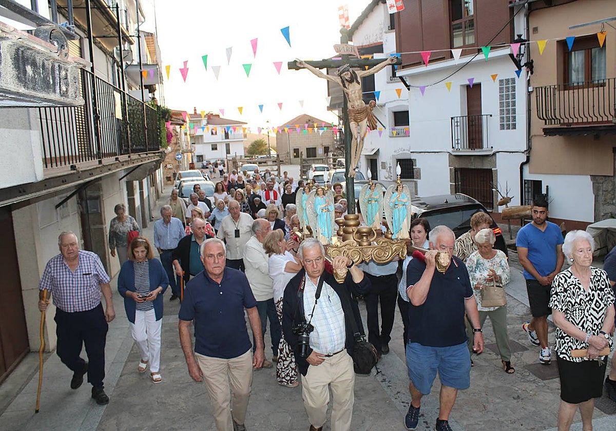 El Cristo de la Piedad sube a la iglesia en Puerto de Béjar