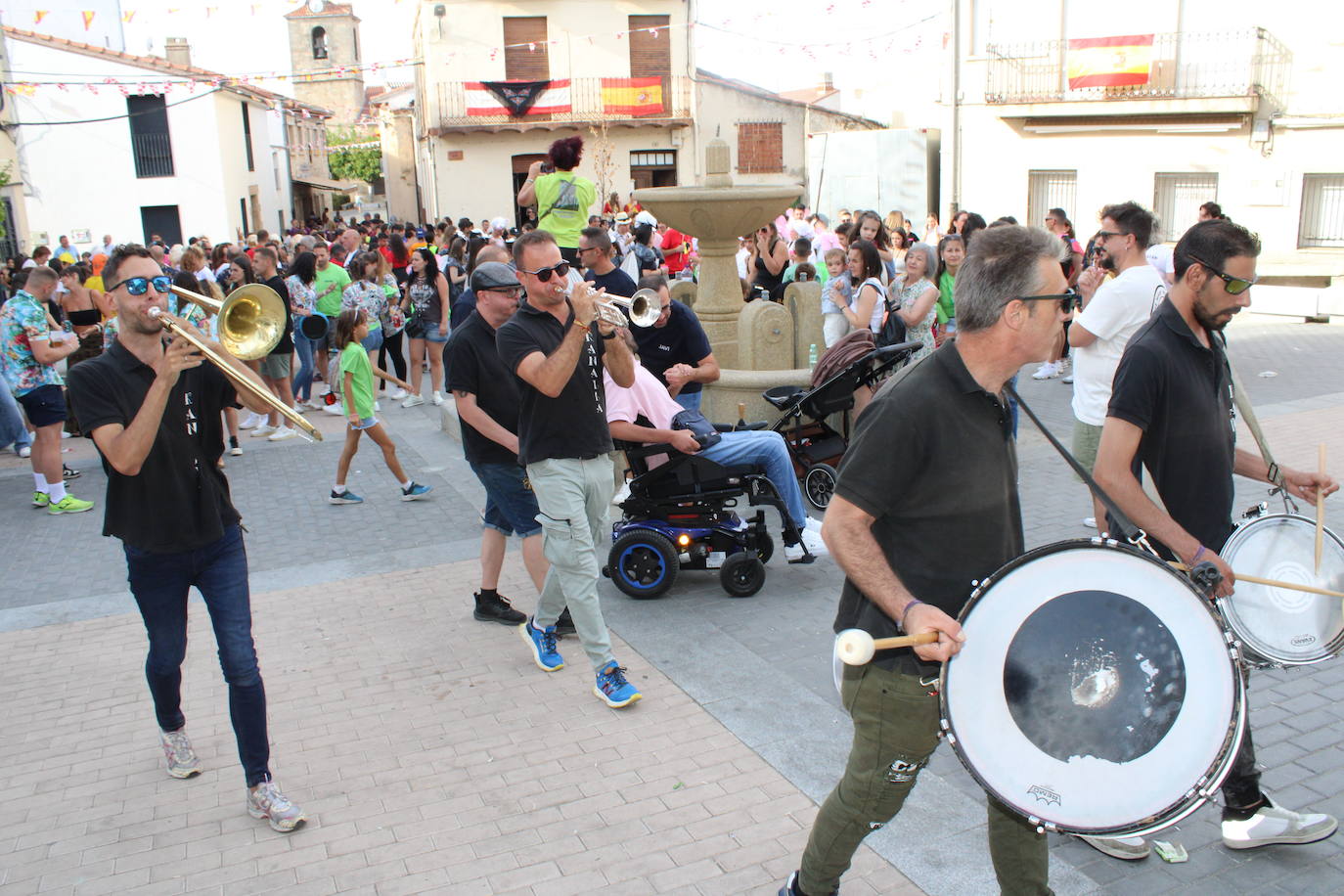 Ambiente joven para abrir la fiesta en Cespedosa de Tormes