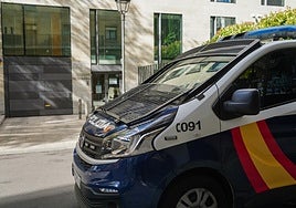Una patrulla de la Policía Nacional, en el Juzgado de Guardia de Salamanca.
