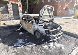Imagen del coche que se ha incendiado en la madrugada de este sábado en El Zurguén.